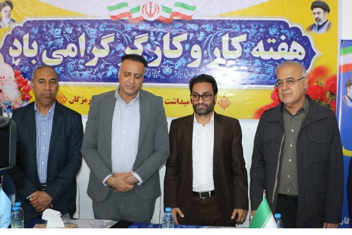 برپایی میز خدمت در مصلی‌های هرمزگان برای تسریع رسیدگی به مشکلات مردم