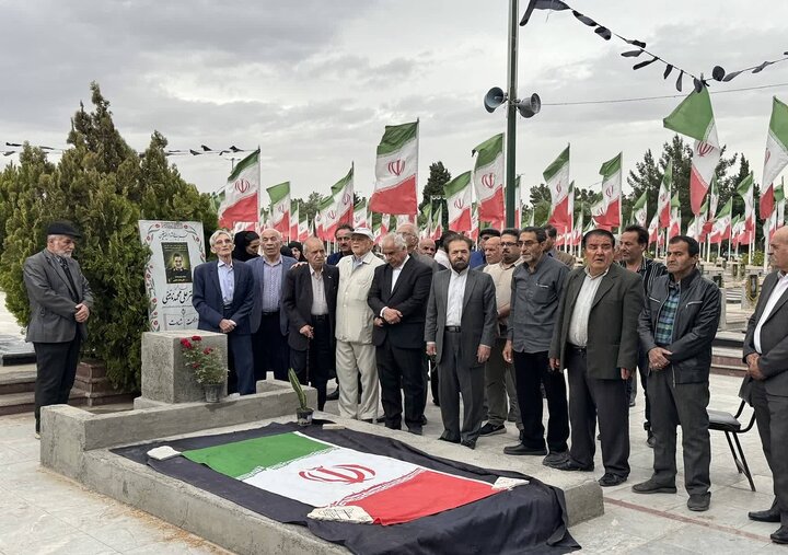 برگزاری دیدار نوروزی شاعران و ادیبان کاشان در گلزار شهدای دارالسلام