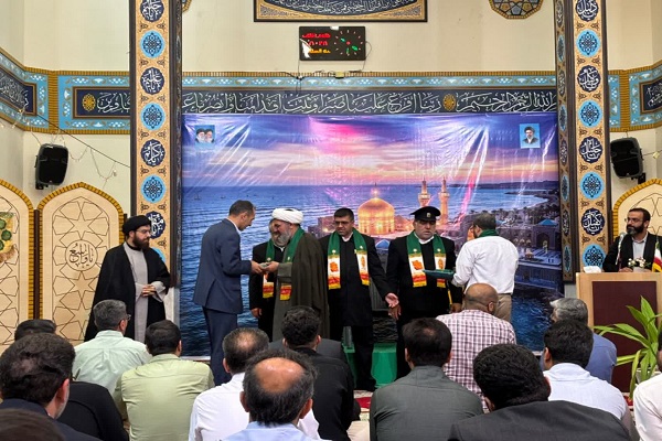 حضور خدام آستان قدس رضوی در کنار دانشگاهیان بوشهر؛ تجلی پیوند معنویت، مقاومت، دانش و صیانت از ارزش ها