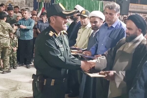قدردانی مردم چرام از پلیسهایی که به بالگردهای آمریکایی شلیک کردند قدردانی مردم چرام از پلیسهایی که به بالگردهای آمریکایی شلیک کردند
