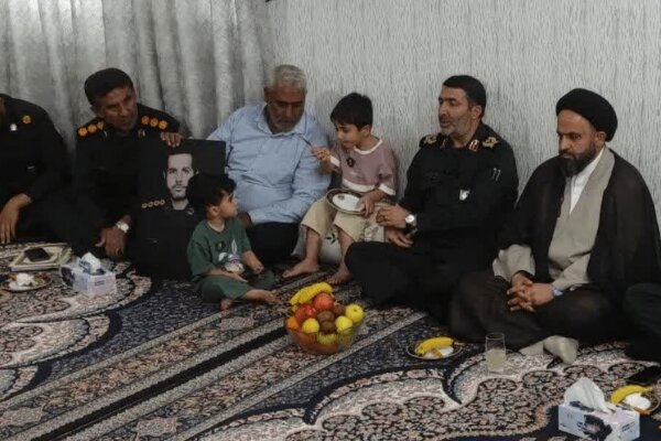 دیدار فرمانده سپاه فتح با خانواده شهید جنگ رمضان در چرام دیدار فرمانده سپاه فتح با خانواده شهید جنگ رمضان در چرام