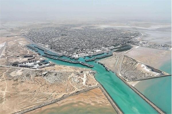 آغاز عملیات خارج‌سازی شناورهای غرق شده از خور بندر دیلم