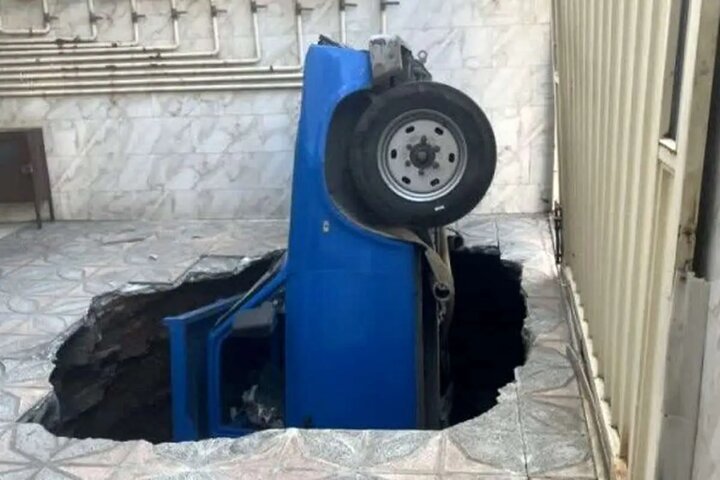 فرونشست زمین در قزوین خودروی نیسان را بلعید فرونشست زمین در قزوین خودروی نیسان را بلعید
