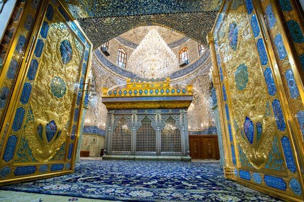 تبلور هنر استادکاران ایرانی در حرم سفیر امام حسین(ع) تبلور هنر استادکاران ایرانی در حرم سفیر امام حسین(ع)