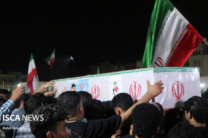 وداع کرمان در ۲۳ خردادماه با شهید ۲۴ ساله وطن در میدان کوثر وداع کرمان در ۲۳ خردادماه با شهید ۲۴ ساله وطن در میدان کوثر