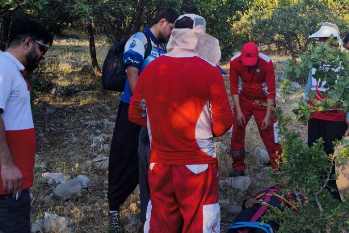 نجات مصدوم ۲۷ ساله پس از سقوط از ارتفاعات شاهو توسط نجاتگران هلال احمر کرمانشاه نجات مصدوم ۲۷ ساله پس از سقوط از ارتفاعات شاهو توسط نجاتگران هلال احمر کرمانشاه