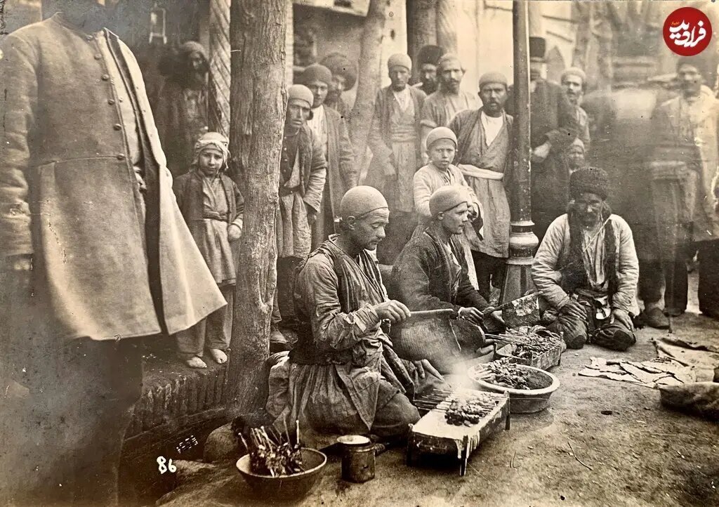 بساط "کباب‌پزها" کنار یک خیابان تهران در دوران قاجار +‌ عکس
