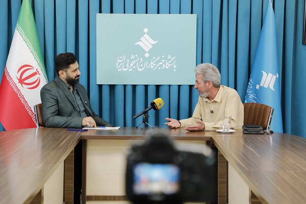 خوانندگان امروز چنان آزادی دارند که از مجوزهای آنان شوکه می‌شوم/ به خاطر شبهات صدایم به «ابی» یکسال مجوز کارم را ندادند