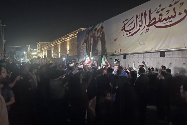 تجمع لبنانیها مقابل سفارت کشورمان در بیروت + عکس تجمع لبنانیها مقابل سفارت کشورمان در بیروت + عکس
