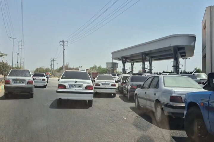 نمیتوان به بهانه قاچاق، مردم را در صفهای طولانی جایگاههای سوخت معطل کرد نمیتوان به بهانه قاچاق، مردم را در صفهای طولانی جایگاههای سوخت معطل کرد