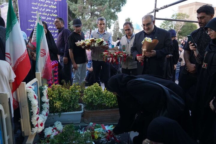 ادای احترام به شهدای «اقتدار» در گلستان شهدا؛ پیگیری مسائل خانوادهها در دستور کار بنیاد شهید ادای احترام به شهدای «اقتدار» در گلستان شهدا؛ پیگیری مسائل خانوادهها در دستور کار بنیاد شهید