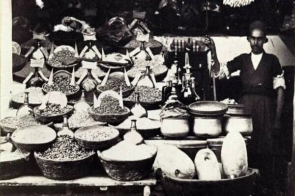 عکسی از یک مغازه میوه و آجیل فروشی در دوران قاجار