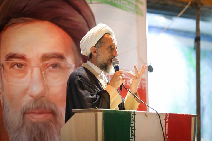 امام جمعه قزوین: ملت ایران با الهام از مکتب عاشورا پای آرمانهای خود ایستاده است امام جمعه قزوین: ملت ایران با الهام از مکتب عاشورا پای آرمانهای خود ایستاده است