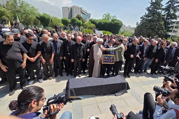 پیکر زنده یاد بهروز رضوی از مقابل مسجد بلال صدا و سیما تشییع شد