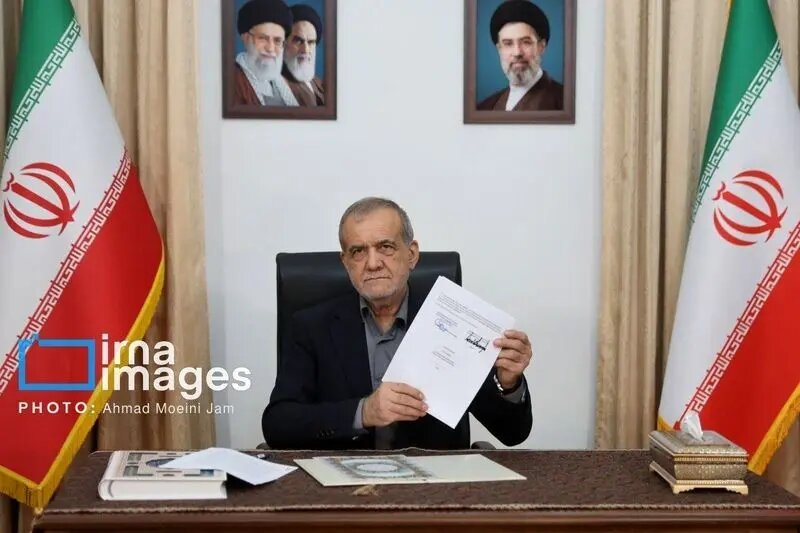 لحظه امضای تفاهم‌نامه توسط ترامپ و پزشکیان + فیلم
