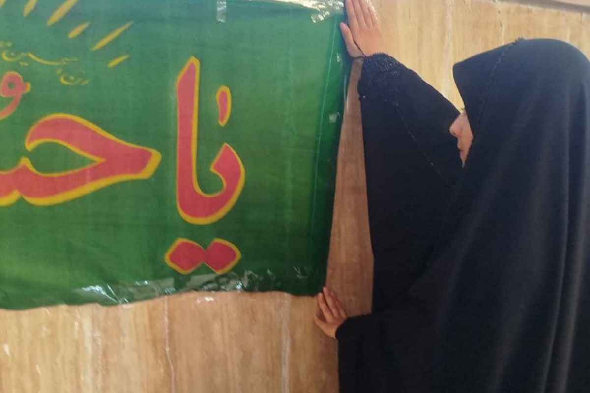 زمزمه‌ی عاشورا در فضای دانشگاه؛ تزیین مسجد پیامبر (ص) با شعائر حسینی