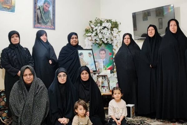 دیدار مسئول و خدام زینبیه دهدشت با خانواده شهید دیدار مسئول و خدام زینبیه دهدشت با خانواده شهید