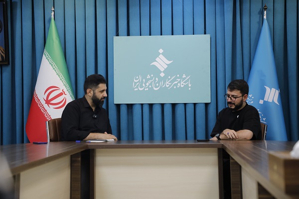 نگاه رهبر شهید باعث شد نماهنگ «پدر امت» شنیده شود/ اجرا در محضر رهبری خوشحال کننده و پر استرس بود
