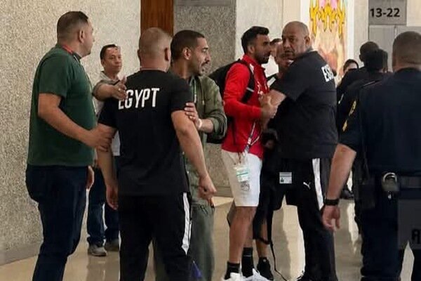 تیم فوتبال مصر قبل بازی با استرالیا با نیروهای امنیتی آمریکا درگیر شد تیم فوتبال مصر قبل بازی با استرالیا با نیروهای امنیتی آمریکا درگیر شد