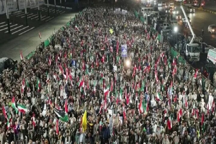 تظاهرات شبانه در صنعا برای قدردانی از ایران و حمایت از بیانیه نیروهای مسلح یمن تظاهرات شبانه در صنعا برای قدردانی از ایران و حمایت از بیانیه نیروهای مسلح یمن