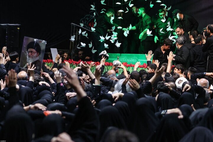 اقامه نماز بر پیکرهای مطهر شهدا با حضور ۳ فرزند رهبر شهید اقامه نماز بر پیکرهای مطهر شهدا با حضور ۳ فرزند رهبر شهید
