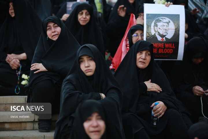 وداع با پیکر رهبرِ شهید