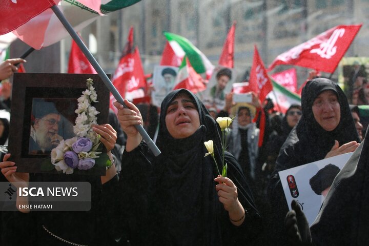 وداع با پیکر رهبرِ شهید