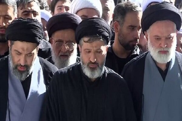 اشک‌های فرزندان رهبر شهید در لحظات اقامه نماز بر پیکر پدر + فیلم