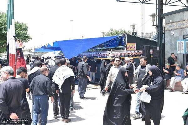 خدمترسانی گسترده آستان امام خمینی(س) به زائران مراسم تشییع امام قائد شهید خدمترسانی گسترده آستان امام خمینی(س) به زائران مراسم تشییع امام قائد شهید