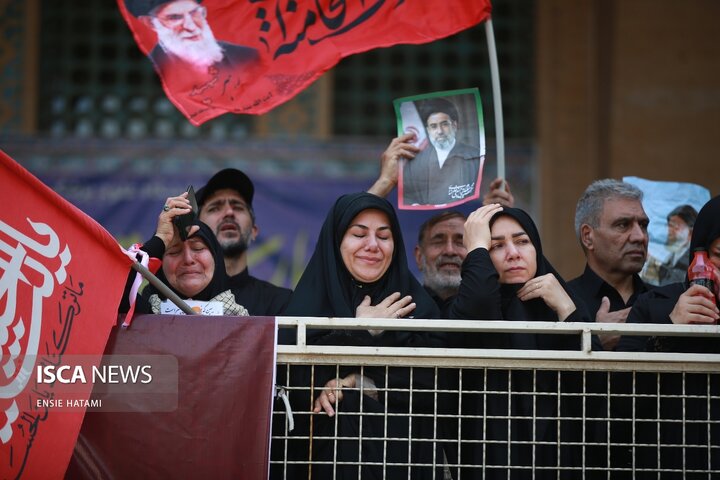 اقامه نماز بر پیکر رهبر شهید انقلاب