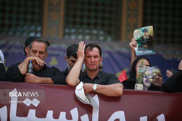 اقامه نماز بر پیکر رهبر شهید انقلاب