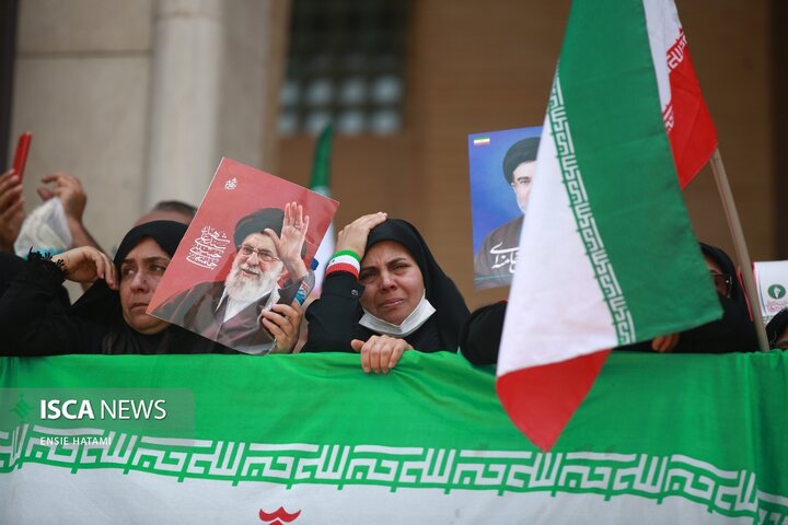 اقامه نماز بر پیکر رهبر شهید انقلاب