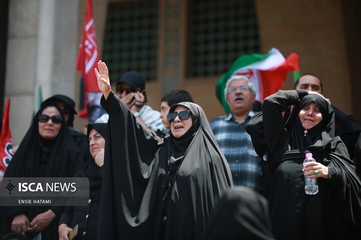 اقامه نماز بر پیکر رهبر شهید انقلاب