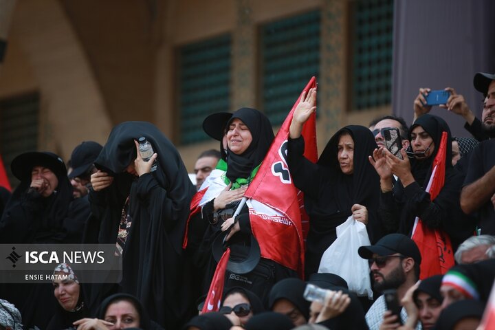 اقامه نماز بر پیکر رهبر شهید انقلاب