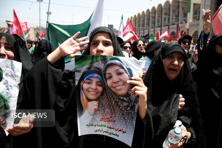 اقامه نماز بر پیکر رهبر شهید انقلاب