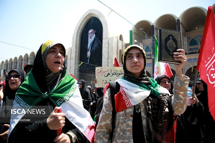 اقامه نماز بر پیکر رهبر شهید انقلاب