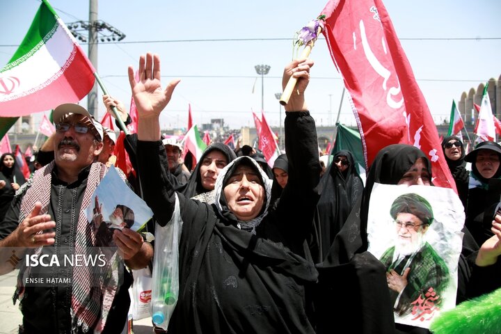 اقامه نماز بر پیکر رهبر شهید انقلاب