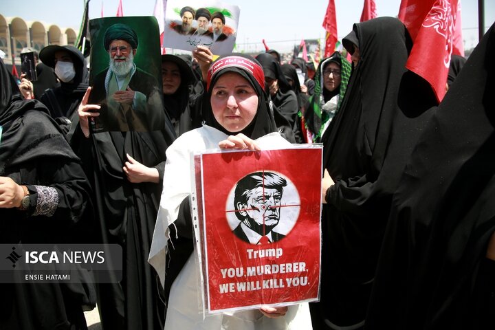 اقامه نماز بر پیکر رهبر شهید انقلاب