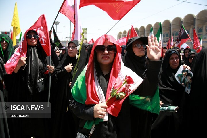اقامه نماز بر پیکر رهبر شهید انقلاب