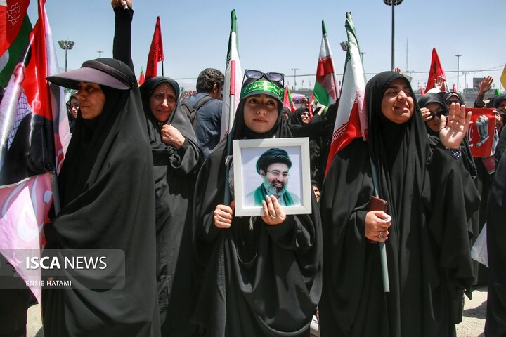 اقامه نماز بر پیکر رهبر شهید انقلاب