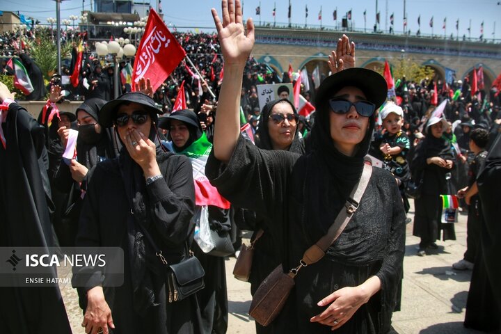 اقامه نماز بر پیکر رهبر شهید انقلاب