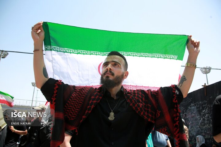 اقامه نماز بر پیکر رهبر شهید انقلاب