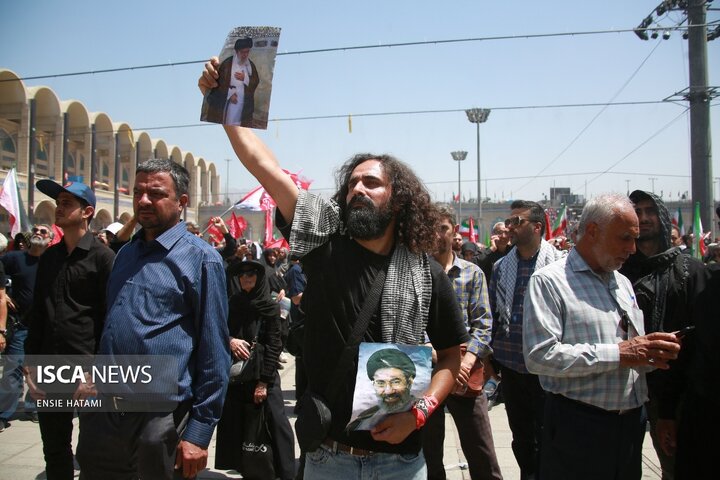 اقامه نماز بر پیکر رهبر شهید انقلاب