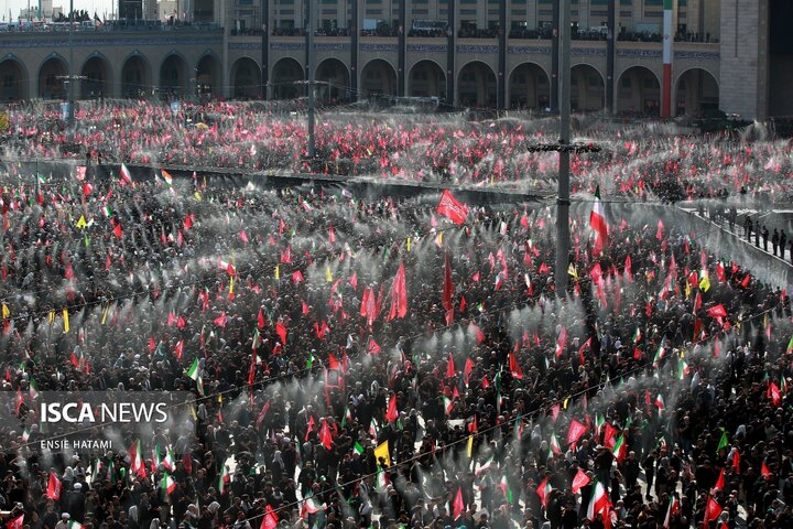 اقامه نماز بر پیکر رهبر شهید انقلاب