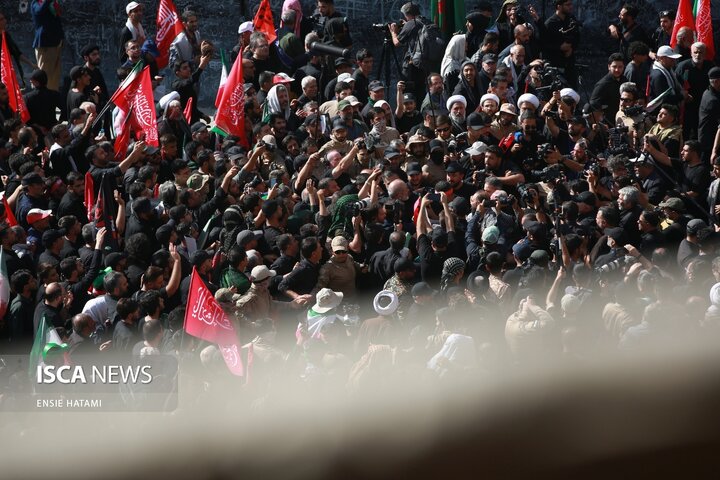 اقامه نماز بر پیکر رهبر شهید انقلاب