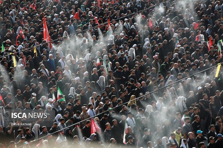 اقامه نماز بر پیکر رهبر شهید انقلاب