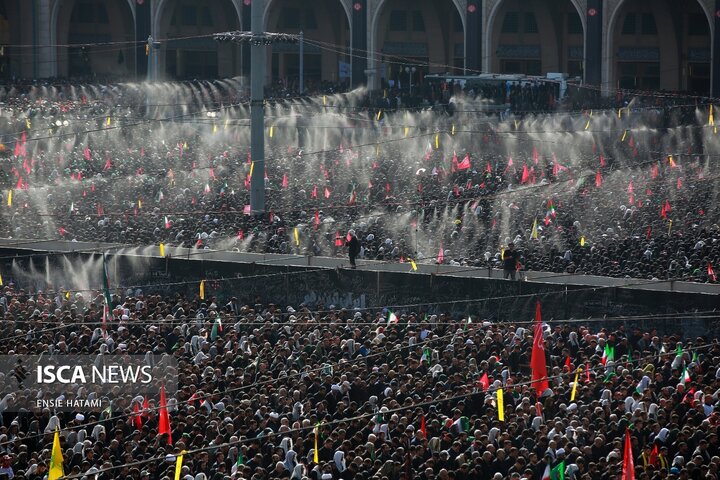 اقامه نماز بر پیکر رهبر شهید انقلاب