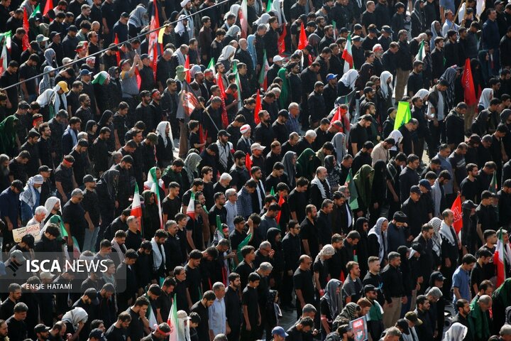 اقامه نماز بر پیکر رهبر شهید انقلاب