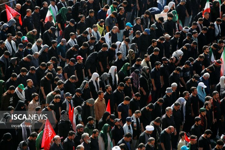 اقامه نماز بر پیکر رهبر شهید انقلاب