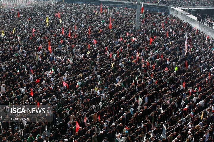 اقامه نماز بر پیکر رهبر شهید انقلاب